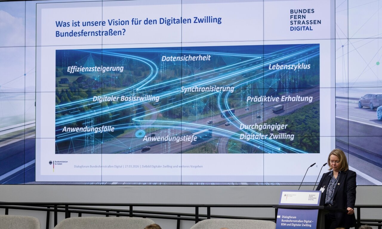 Eine Vertreterin des Bundesministeriums für Verkehr präsentiert beim Dialogforum im März 2026 die Vision für den Digitalen Zwilling Bundesfernstraßen.